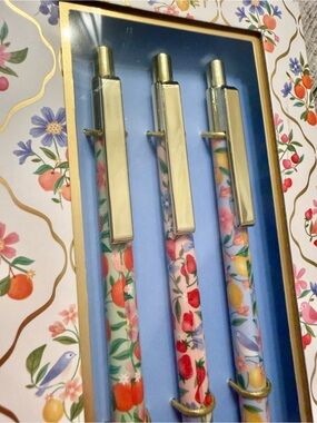 NWT! Elegant set of 3 pens in beautiful floral design